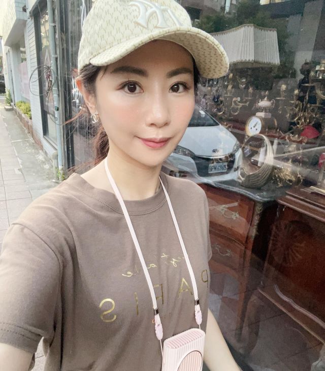 我開團購這麼多年，最近從中習得悟出了人生大道理。

有些客人私訊來抱怨東西有問題，劈裡啪啦罵得很難聽。也不說希望怎麼處理。

我沒有讀心術，我不知道他想怎樣，我就要花時間去安撫他的情緒、詢問他希望我可以怎麼幫忙。來來回回耗費不少時間。

如果客人在第一時間直接說，產品有什麼問題，想要退貨？換貨？維修？我就能幫他跟廠商爭取。省下很多時間。

我上次網購衣服有瑕疵。我是直接拍照傳給客服，跟他說希望換貨。賣家隔天馬上幫我處理。效率多好啊！（如果廠商態度差，或是不願意處理、再來抱怨也不遲！）

#只是抱怨不能解決問題

/

跟老公相處也是一樣的道理！

一直抱怨老公，他只會覺得你很煩，一直碎碎念。叫他做事他反而更不想做。

直接跟他說你希望他怎麼做！

你可以去幫小孩洗澡嗎？你可以去洗碗嗎？你可以去洗衣服嗎？

用請問的語氣，比直接命令來的溫和！

希望老公怎麼改也請直接說。直男是聽不懂暗示的！

#要做有效溝通