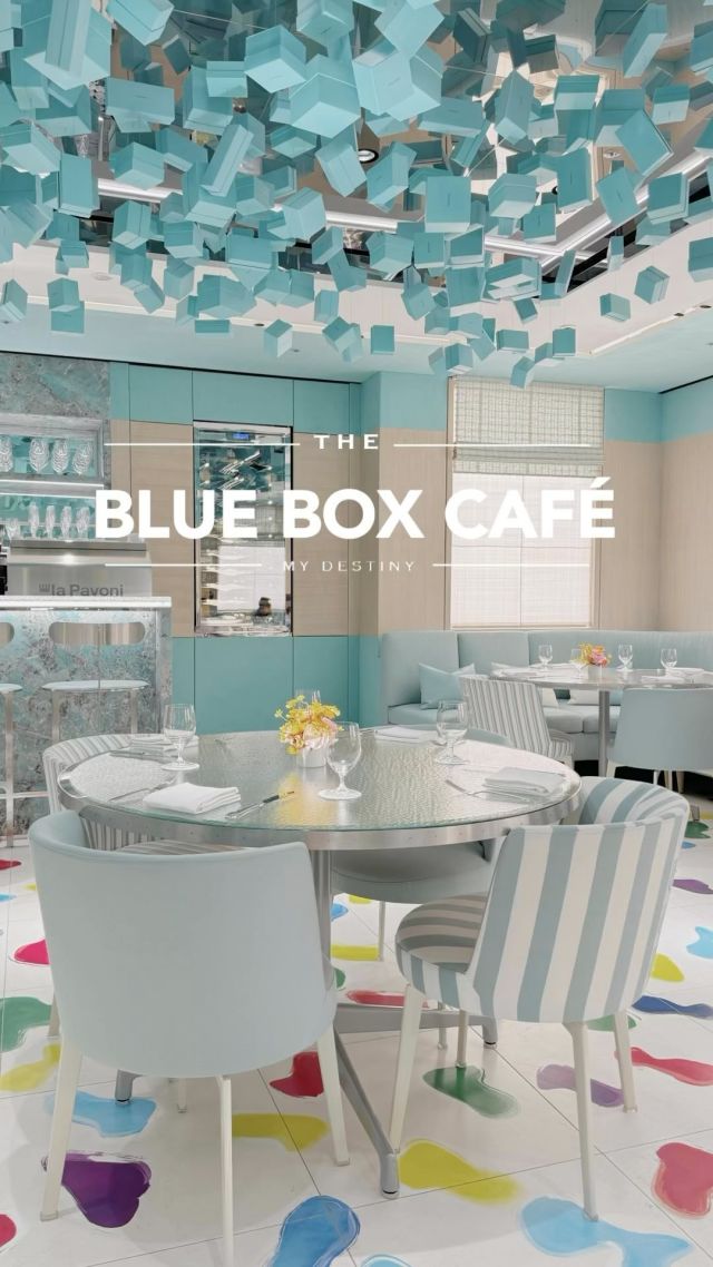 台灣Tiffany首間咖啡廳就開在台北信義新光三越A9啦！
走進二樓專櫃的門口，再右轉就是餐廳了（一開始我們還找不到入口😂）

一進去就被天花滿滿Tiffany小藍盒給吸引。這邊超好拍。地上、每個角落、每個座位，連天花板都很好拍。
連椅子、menu都是水藍色的！

🔺我們點了一個早午餐跟套餐

👉早午餐 $1480
「可頌、手工新鮮果醬」、「法式炒蛋、舞菇、生菜、酪梨」、「龍眼穀物脆片+季節水果+優格」、「法式吐司、古早味花生糖、蘭姆葡萄醬」。飲品部分附新鮮果汁、咖啡or茶。

法式吐司是正方體，很特別。店員會幫你淋上醬。我忘了吃起來味道怎樣，印象中就普通XD。

其他吃起來都很普通，沒有特別驚豔。

👉套餐 $1480

油封鴨腿、燉白豆、羽衣甘藍葉、紅酒醬
鴨腿滿嫩的，但味道偏鹹。

甜點是柑橘帕芙洛娃、百香果冷湯、金桔奶油
我覺得奶油太多，挖掉一些奶油，味道還不錯。

我朋友點的拿鐵上面拉花很美，但她說超普，不香不濃。
我點的是號稱來這邊必喝的「No.727 花香紅茶」！是紐約著名茶藝專家「Bellocq」為蒂芙尼獨家調配的。喝起來超普通。

結論：很好拍但是不怎麼好吃，價格也不便宜，對餐點不要期待太高XD。

👉地址：新光三越信義新天地A9館Tiffany & Co.專門店2F（台北市松壽路9號）
👉時間：11:30AM - 09:30PM （一~四、日）/11:30AM - 10:00PM（五、六）
👉低銷一人$1000，預約需先付訂金

#blueboxcafe #tiffany #小藍盒 #bluebox #網美餐廳 #網美咖啡廳 #好拍咖啡聽